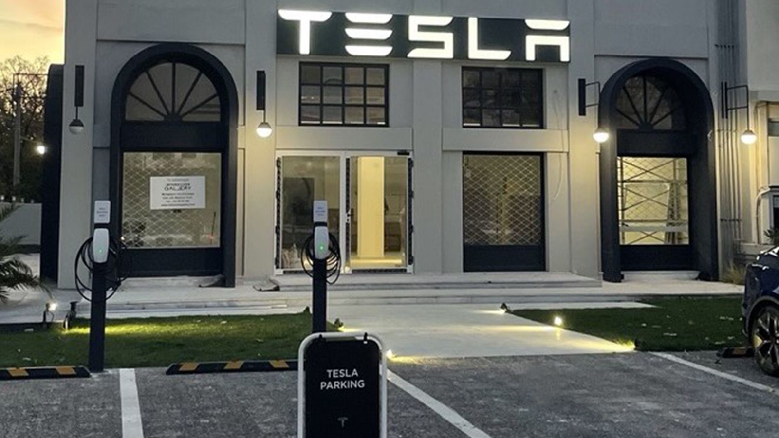 Μετακόμιση σε νέο κατάστημα για την Tesla